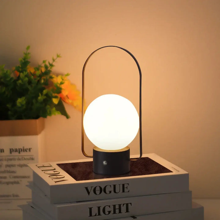 Lampe de table archelia avec sphère lumineuse blanche et arche métallique élégante noire minimaliste