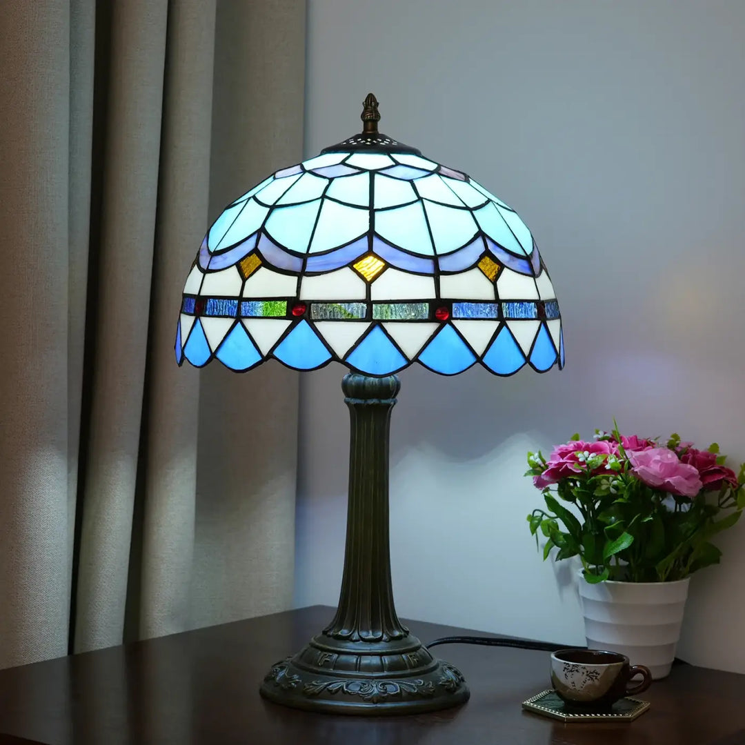 Lampe de table nanih avec abat-jour en vitrail bleu blanc or style tiffany sur base bronze orné
