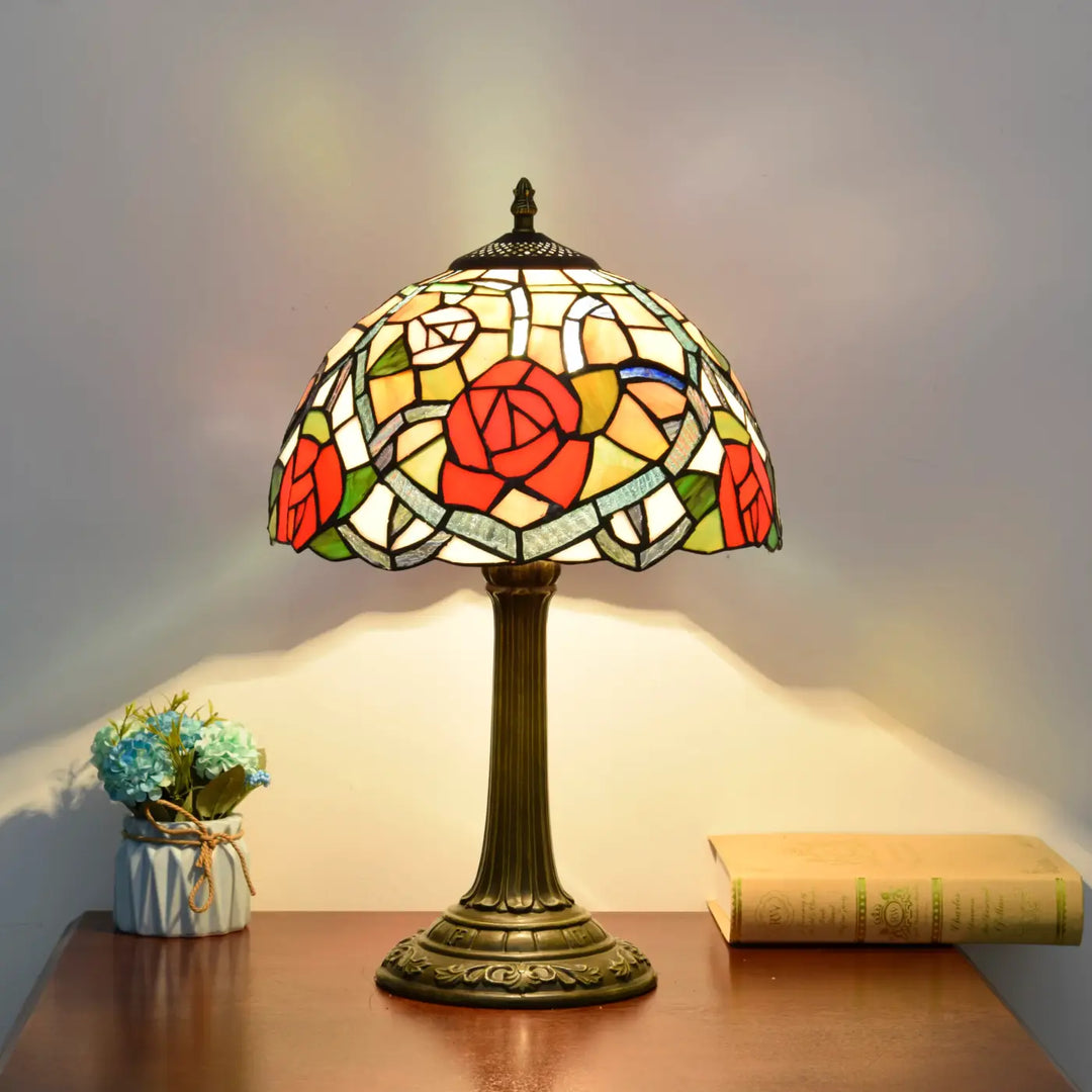 Lampe de table nanih avec abat-jour en vitrail style vintage ornée de roses rouges et feuillages verts