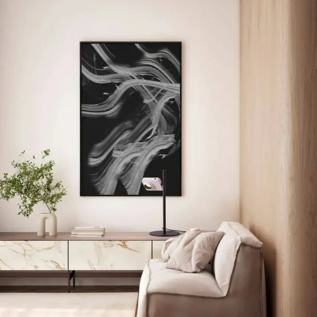 Lampe de table eclia avec toile abstraite noir et blanc et éclairage directionnel design à tige élancée