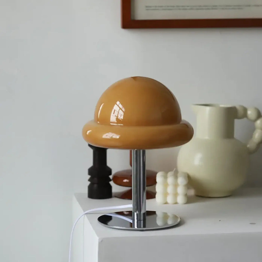 Lampe de table bombo en forme de champignon ambré brillant avec tige et base en chrome sont-elles incluses piles sont-elles