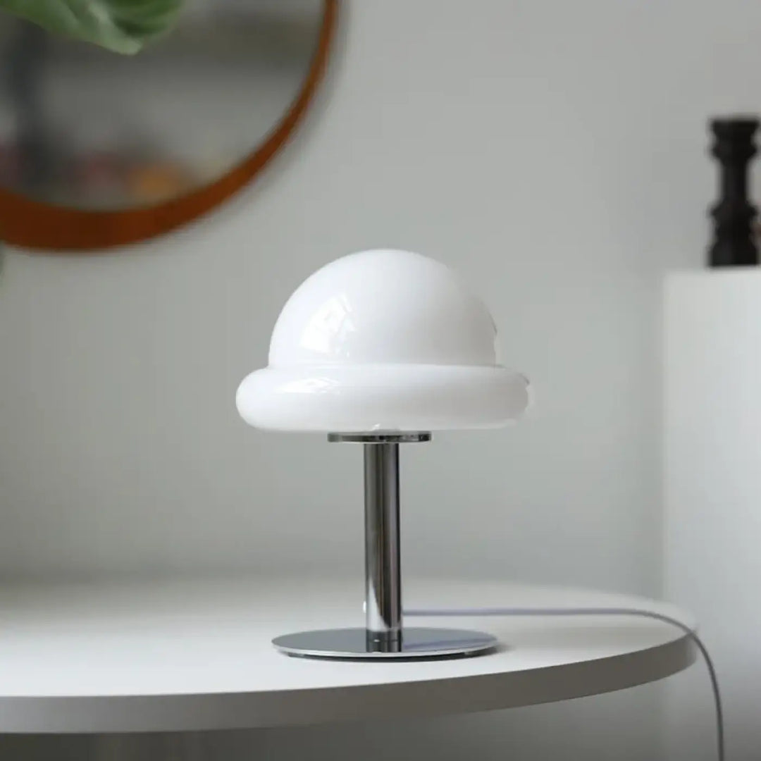 Lampe de table bombo avec abat-jour dôme blanc élégant et pied en chrome poli sont-elles incluses piles sont-elles