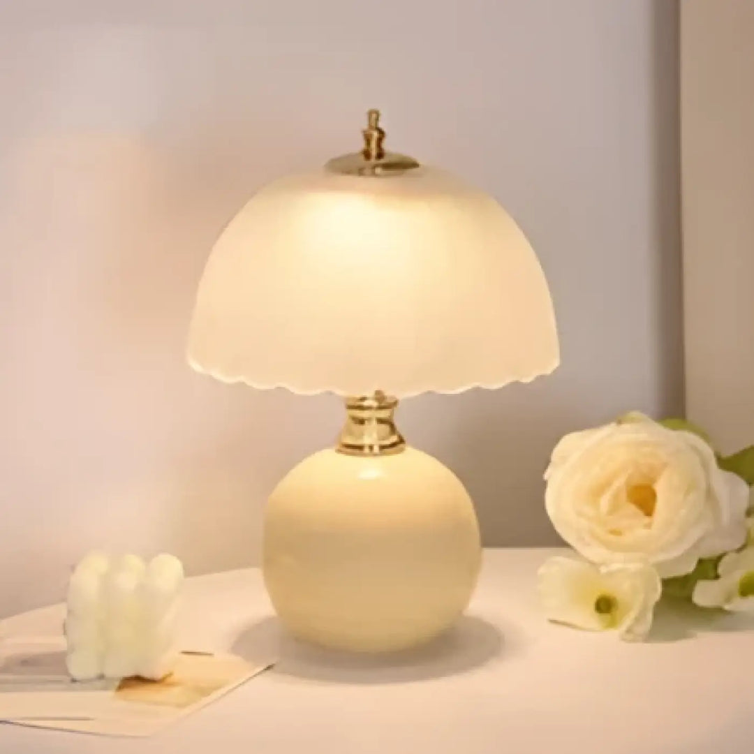 Lampe de table aloria en céramique crème avec abat-jour en verre plissé et accents métalliques dorés table vintage champignon