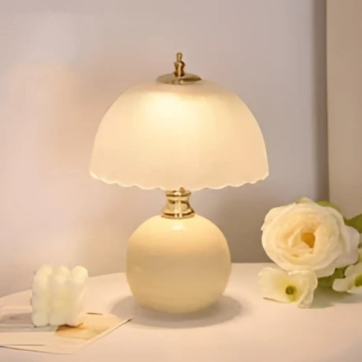 Lampe de table aloria en céramique crème avec abat-jour en verre plissé et accents métalliques dorés table vintage champignon