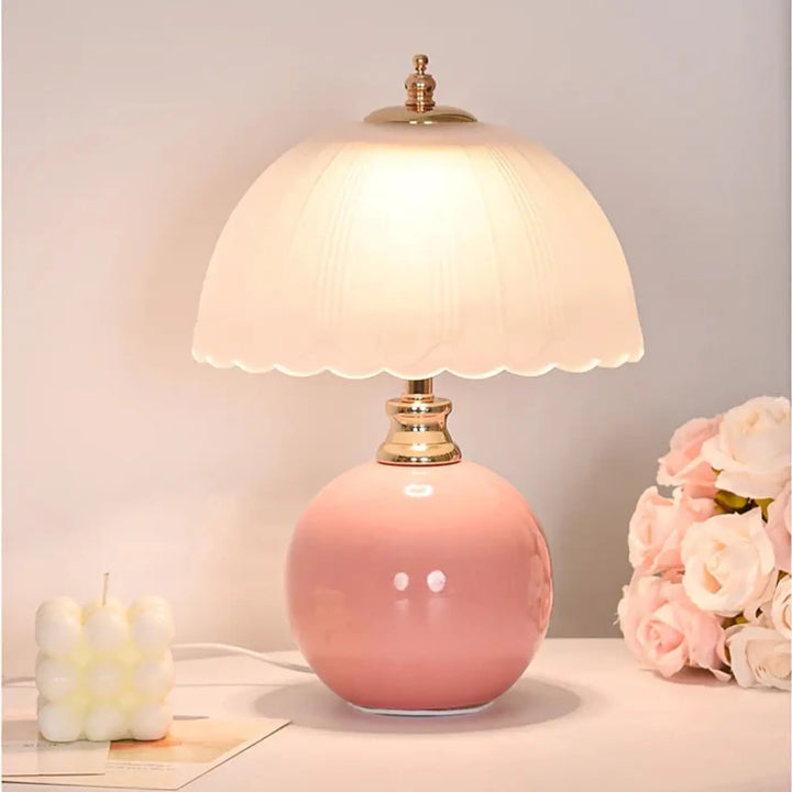 Lampe de table aloria avec base en métal doré et abat-jour en verre dépoli rose vintage champignon