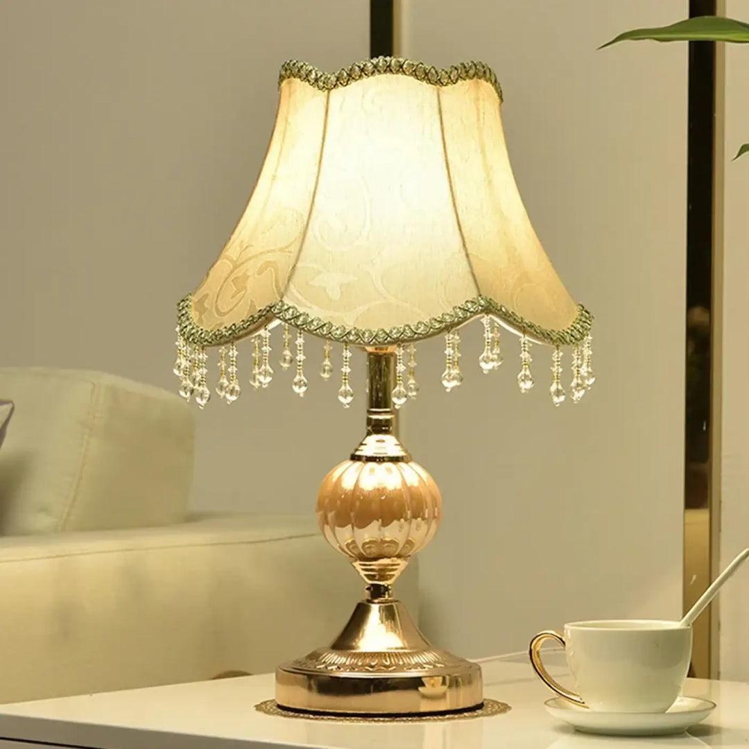 Lampe de table Debhy en métal doré avec abat-jour crème à festons et pampilles en cristal pour décoration intérieure vintage chic