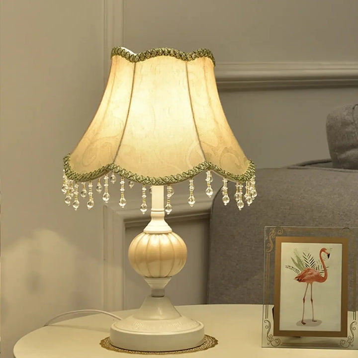 Lampe de table debhy cream avec abat-jour festonné perlé et base blanche ornée pour décoration intérieure table vintage chic