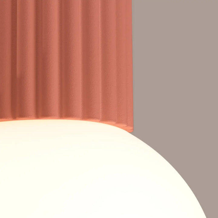 Plafonnier lampe halo avec abat-jour côtelé corail et base sphère laiteuse blanche pour bureau décorative