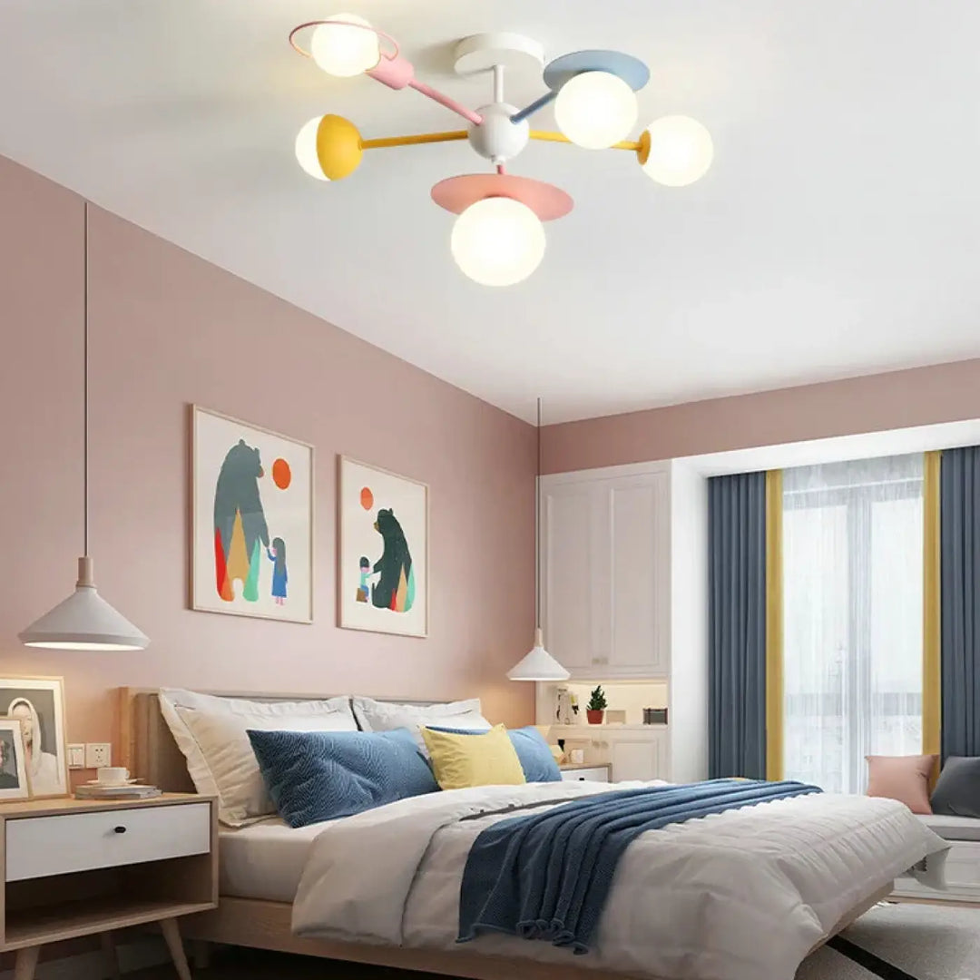 Luminaire plafonnier aux bras colorés pastel avec ampoules sphériques pour un éclairage moderne et décoratif