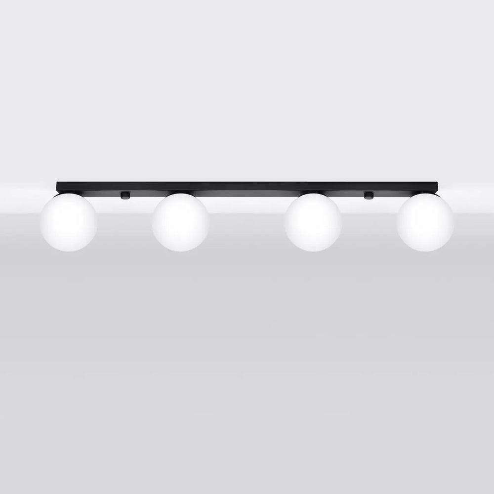 Plafon yoli classe à part avec luminaire plafonnier noir et quatre ampoules sphériques blanches réparties uniformément