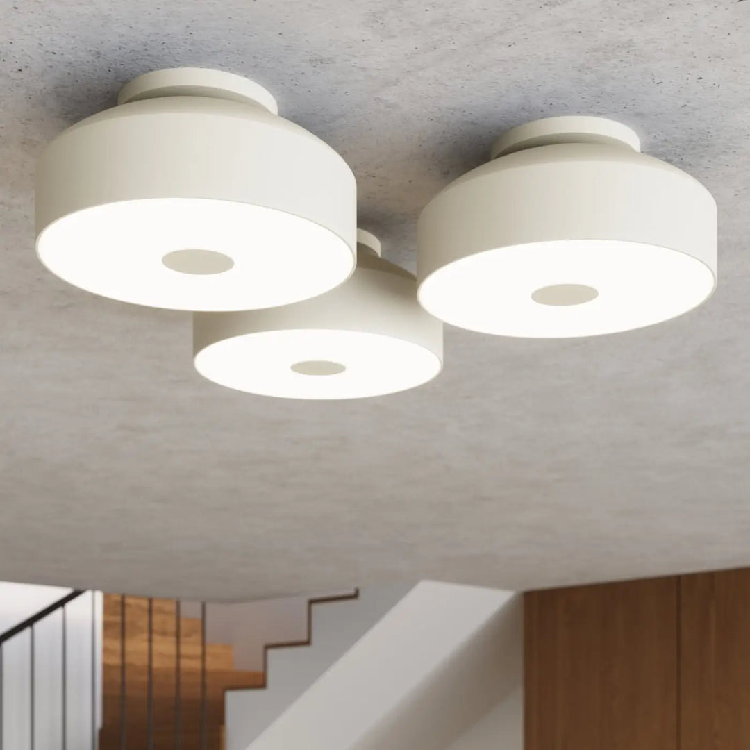 Luminaire plafonnier omiq beige avec trois abat-jours circulaires allie simplicité et design exceptionnel