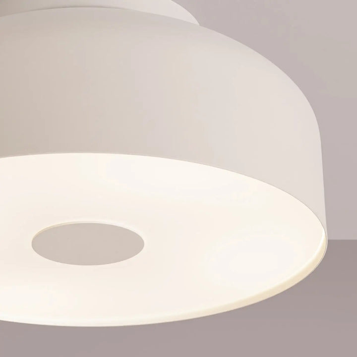 Plafonnier omiq beige avec finition mate lisse et découpe circulaire centrale allie simplicité et design exceptionnel