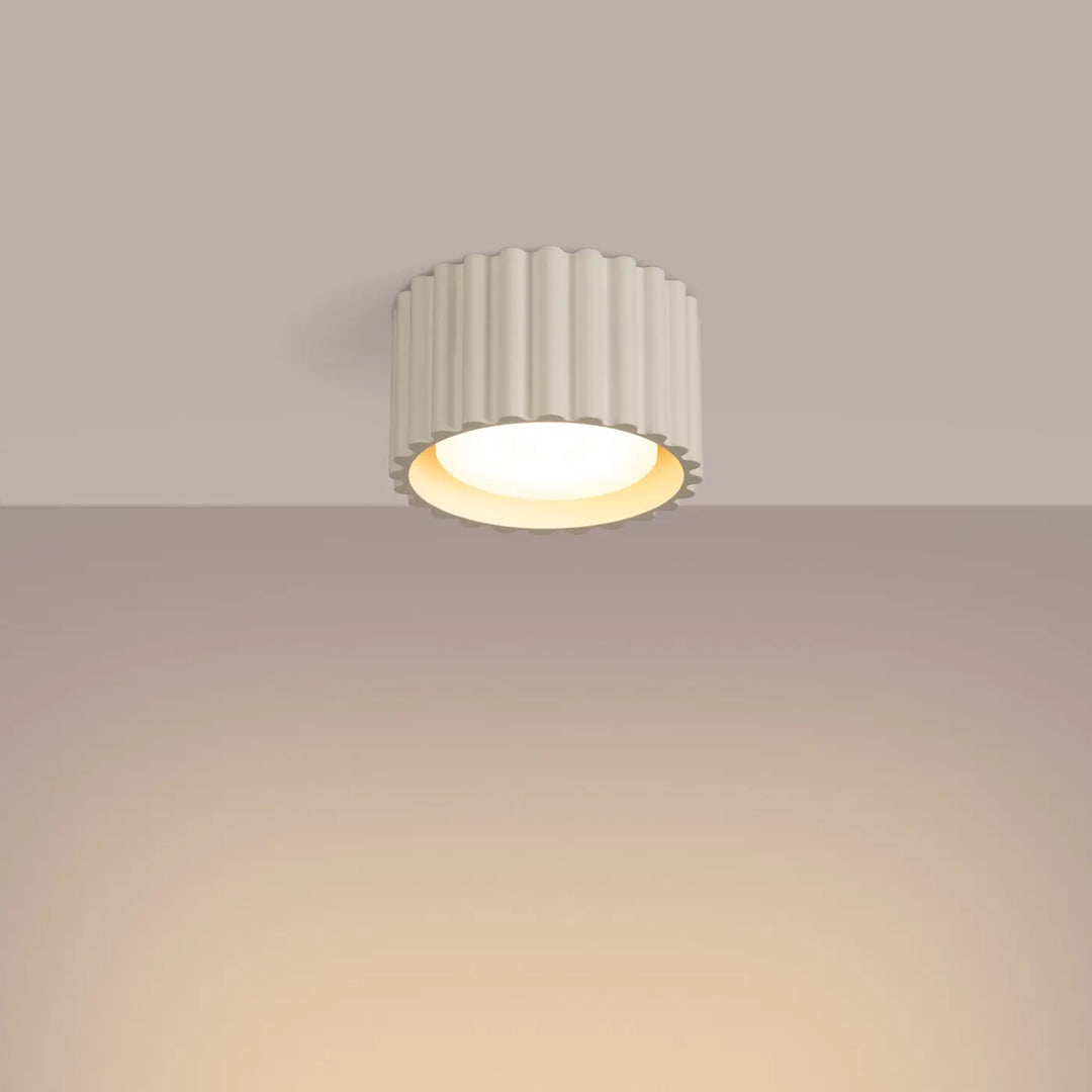 Luminaire plafonnier aura 1 beige en forme unique inspirée avec design cannelé et lumière diffuse chaleureuse