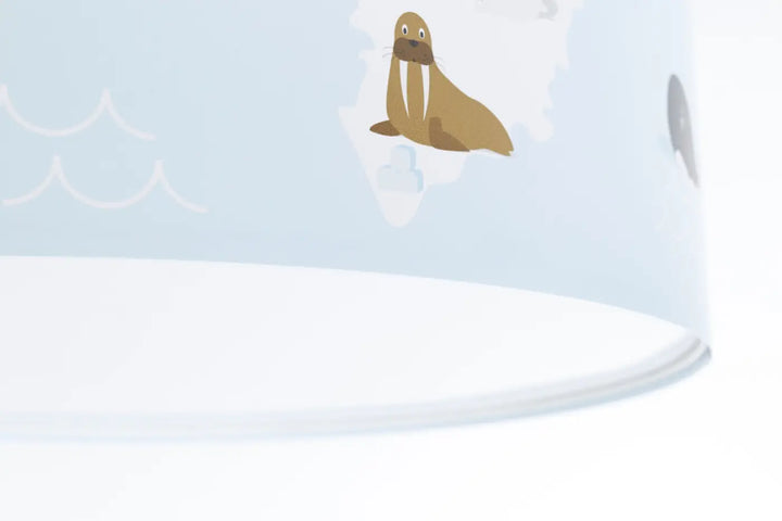Luminaire plafonnier bleu clair avec abat-jour illustré d’un morse cartoon pour chambre enfant inspiration bleu enfant luminaire plafonnier blanc