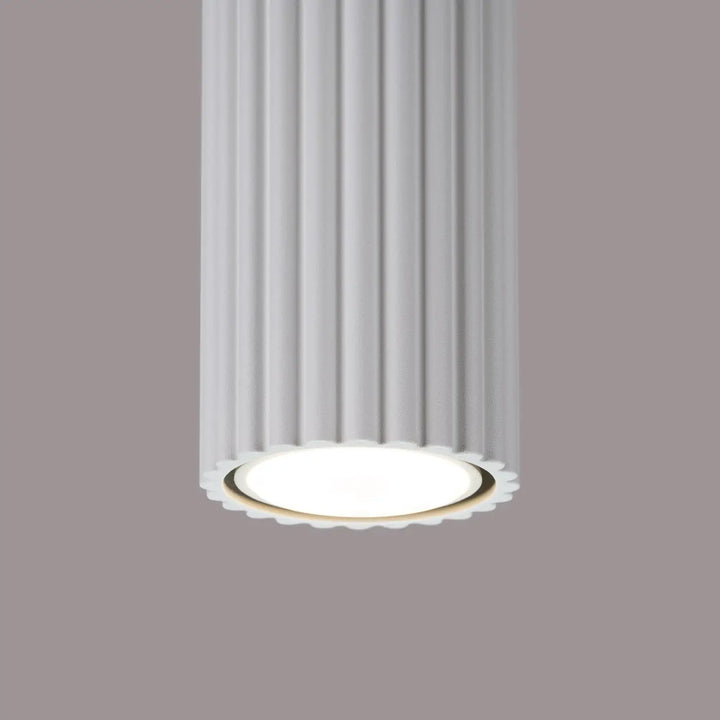 Luminaire plafonnier karbon 20 blanc avec corps cylindrique cannelé et ampoule gu10 à bords festonnés design minimaliste