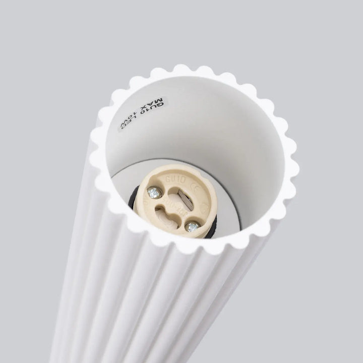 Plafonnier karbon allie avec abat-jour blanc cannelé à bord festonné et douille e27 pour ampoules gu10 interchangeables design minimaliste