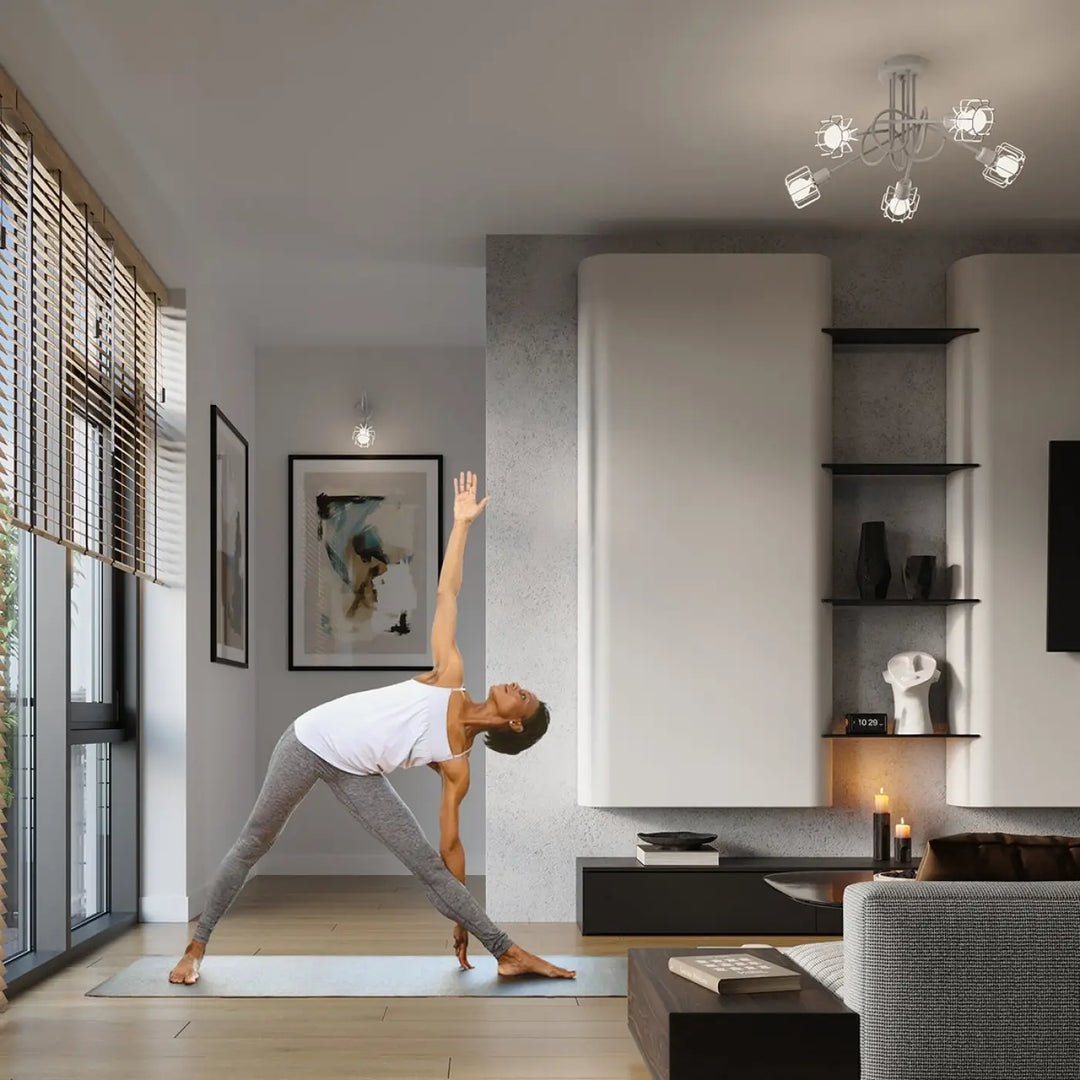 Une femme en tenue de yoga pratique sur tapis clair blue sous luminaire plafonnier beluci 2 blanc style loft collection beluci appliques murales