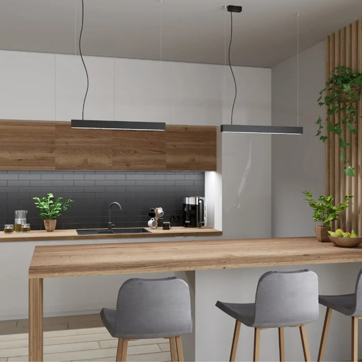 Luminaire plafonnier collection pinne 200 blanc avec module led et paramètres d’éclairage minimalistes au-dessus dîlot bois