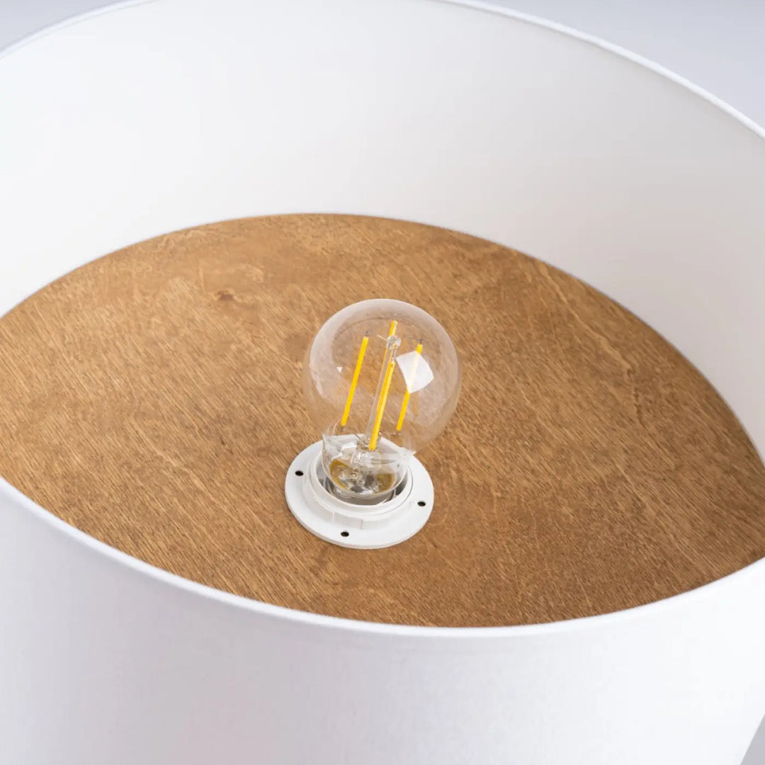 Plafonnier telesto blanc avec ampoule filament clair et base circulaire blanc marron clair design minimaliste parfait