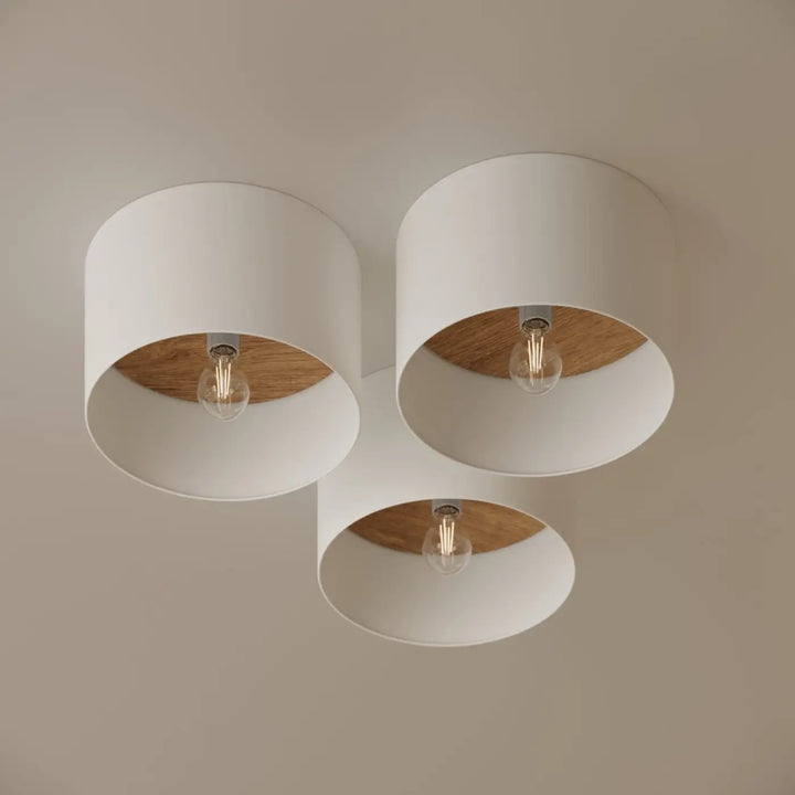 Plafonnier telesto blanc design minimaliste avec accents en bois clair et ampoules filament exposées combinaison parfaite