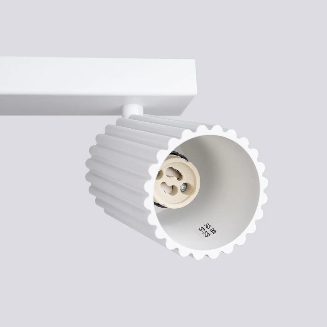 Plafonnier karbon allie un design minimaliste avec une lampe track blanche à abat-jour cannelé et douille e27 intégrée