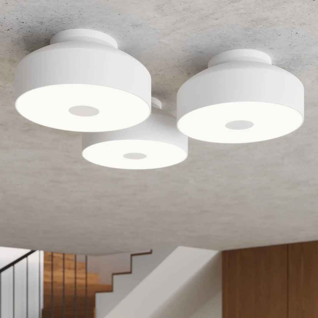 Plafonnier Omiq blanc moderne avec trois cercles minimalistes allie simplicité et design exceptionnel