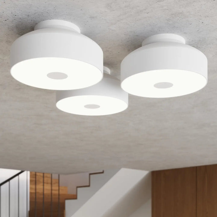 Plafonnier Omiq blanc moderne avec trois cercles minimalistes allie simplicité et design exceptionnel