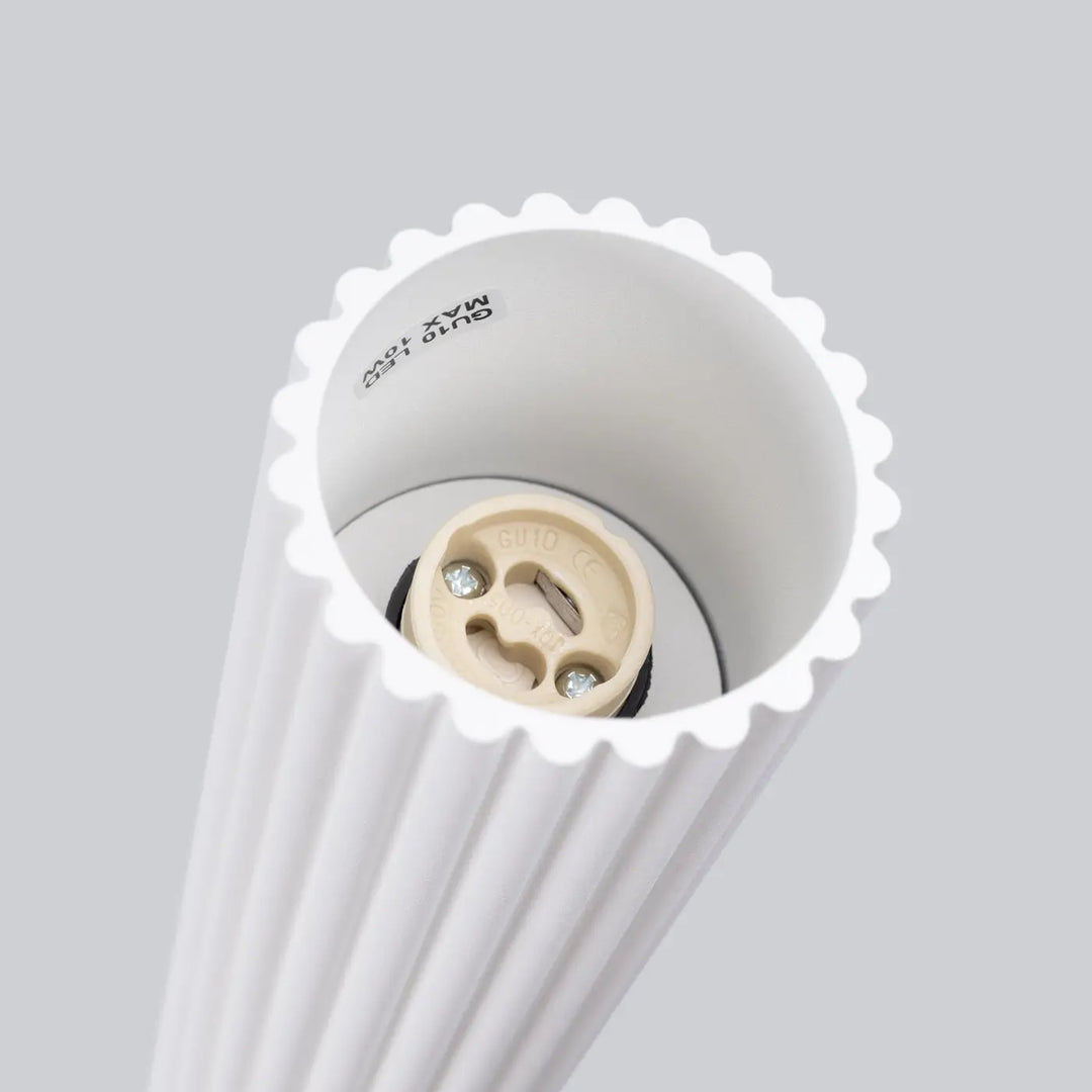 Plafonnier karbon blanc avec abat-jour cannelé et douille e27 design minimaliste pour ampoules gu10 interchangeables