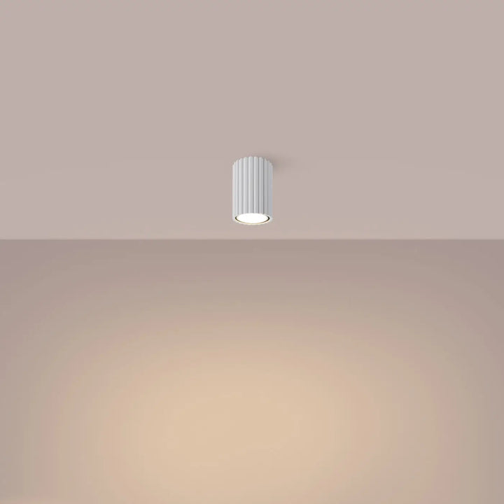 Plafonnier karbon blanc cylindrique à rainures verticales avec ampoules gu10 interchangeables et design minimaliste