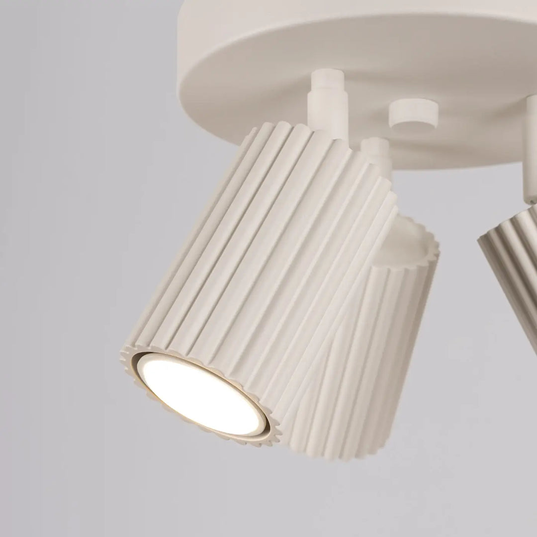 Luminaire plafonnier karbon 3p beige avec spots blancs nervurés et ampoules gu10 interchangeables design minimaliste