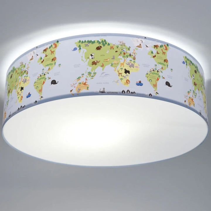 Luminaire plafonnier rond avec carte du monde cartoon verte et animaux colorés sur fond blanc pour chambre enfant