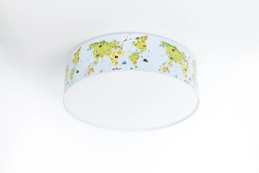 Luminaire plafonnier rond avec carte du monde cartoon verte et animaux colorés sur fond blanc pour plafond cup