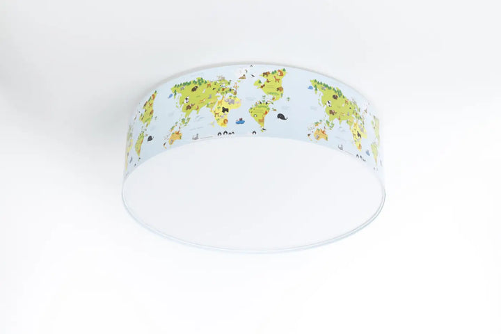 Luminaire plafonnier rond avec carte du monde cartoon verte et animaux colorés sur fond blanc pour plafond cup