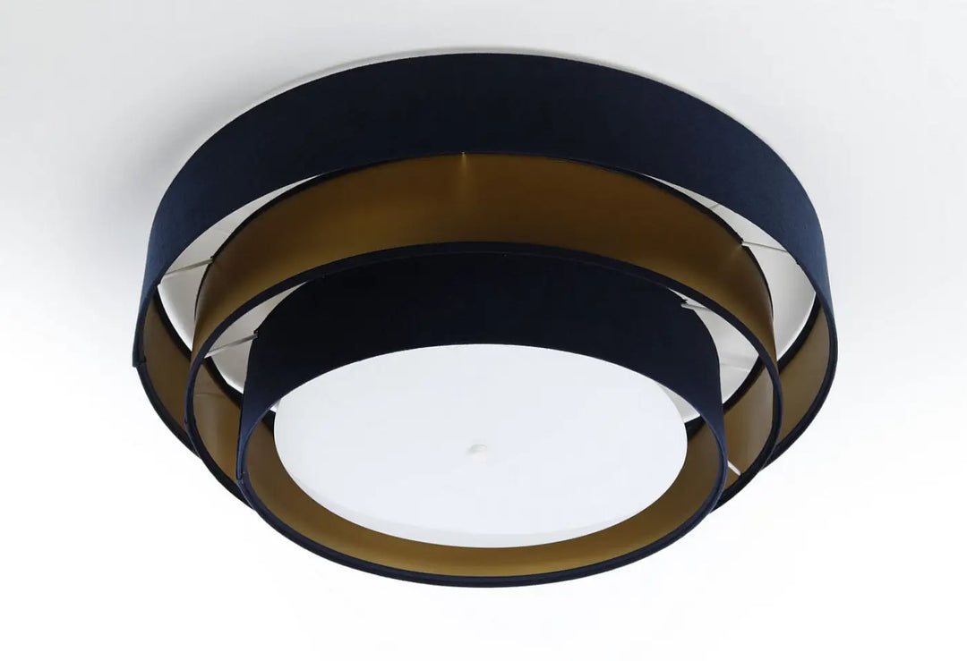 Luminaire plafonnier triniti elegant en bleu marine et doré avec anneaux concentriques en tissu et panneau central lumineux blanc