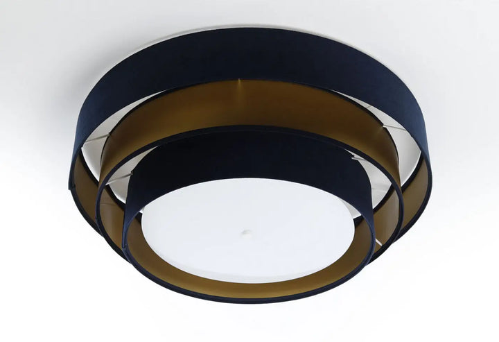 Luminaire plafonnier triniti elegant en bleu marine et doré avec anneaux concentriques en tissu et panneau central lumineux blanc