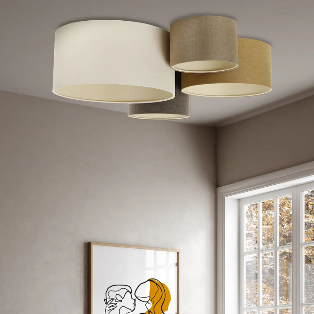 Luminaire plafonnier moderne avec trois abat-jours cylindriques en tissu naturel crème beige et caramel