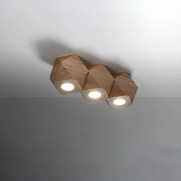 Lampe woody plafonnier hexagonal en bois naturel avec trois sections éclairées s’intégrera parfaitement au style loft