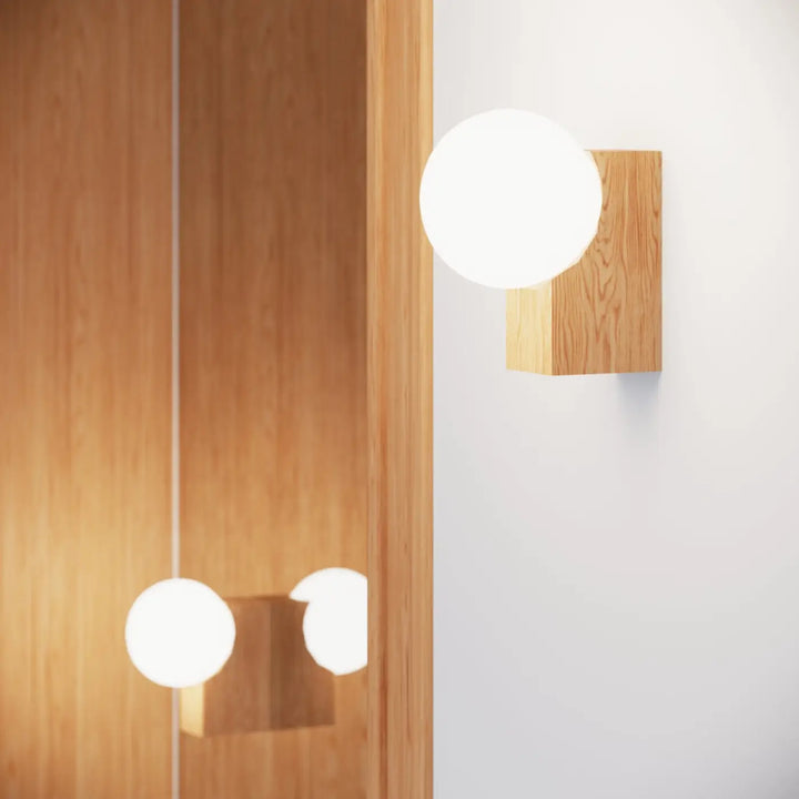 Applique plafonnier bulbo 2 avec globe en verre blanc givré et base en bois naturel pour une combinaison naturelle minimaliste