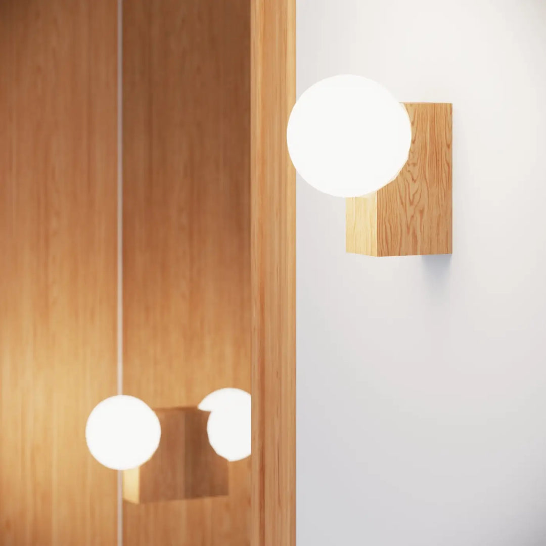 Minimalist applique plafonnier bulbo 3 avec globe en verre blanc givré et base en bois naturel pour combinaison naturelle