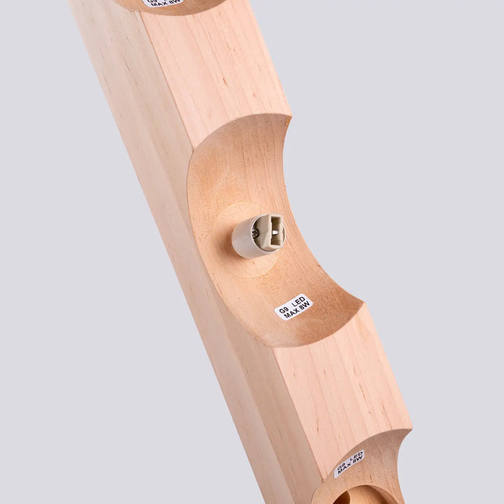 Plafonnier bulbo bois naturel avec forme minimaliste et combinaisons naturelle intégrant des douilles led g9