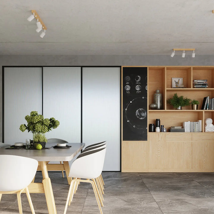 Luminaire plafonnier verdo 3l blanc avec design moderne et table à manger minimaliste grise et pieds bois clair