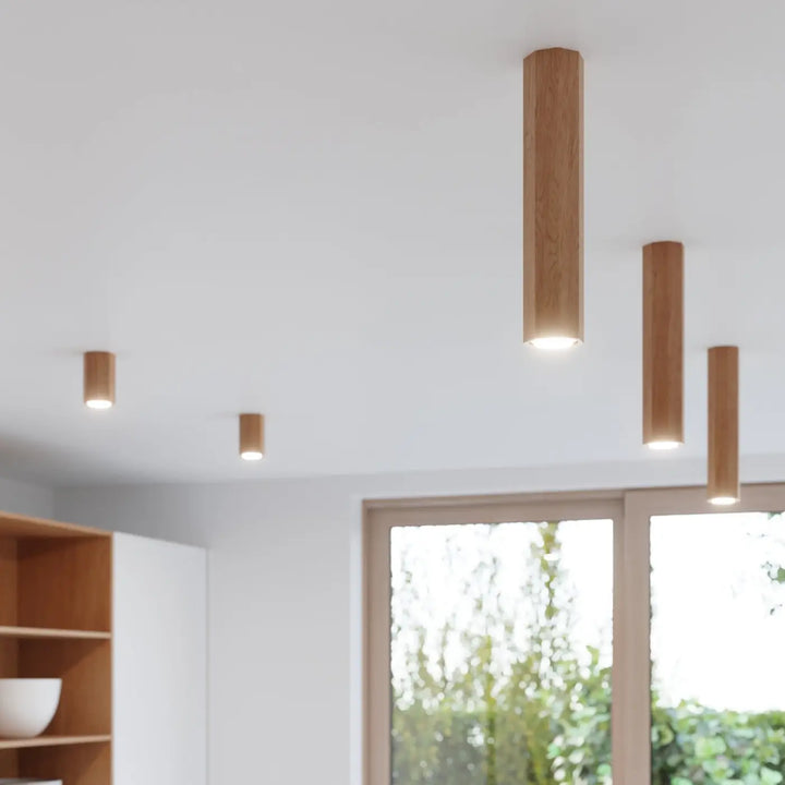 Plafonnier zeke 2 en bois naturel avec finition chêne et lumière chaude s’intégrera parfaitement à tout intérieur moderne