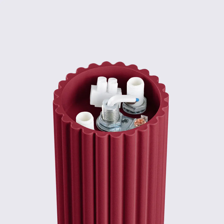 Radiateur cylindrique rouge avec composants internes visibles pour lampe halo sphère laiteuse bureau décorative bordeaux
