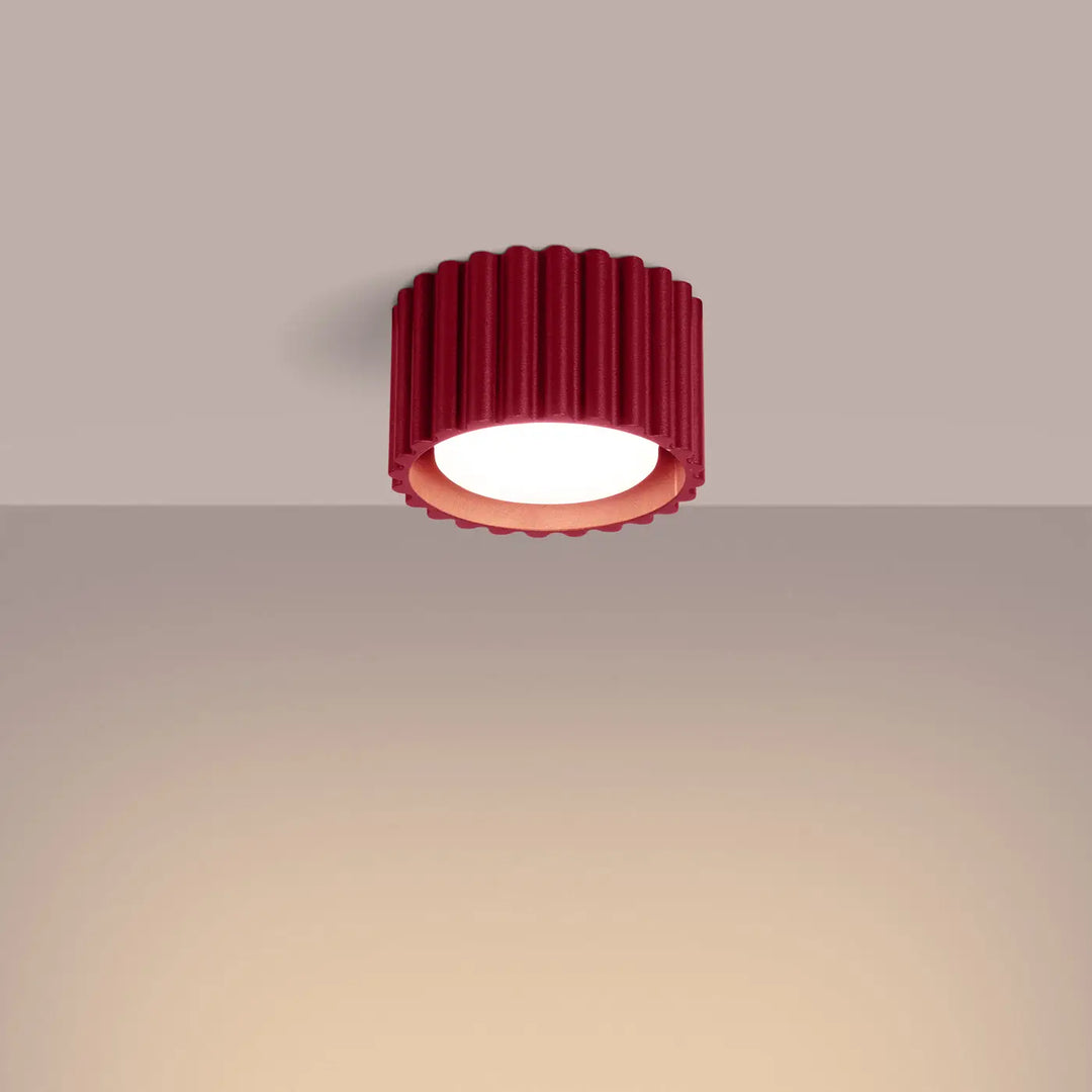 Luminaire plafonnier aura 1 bordeaux avec forme unique inspirée, design cylindrique cannelé et lumière blanche chaude