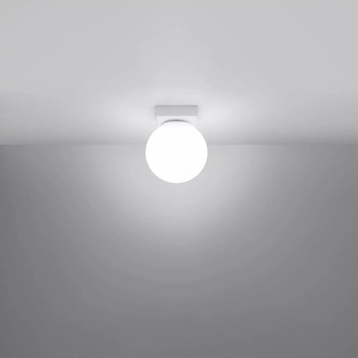 Plafon yoli luminaire plafonnier blanc sphérique avec base carrée minimaliste classe à part et part entière