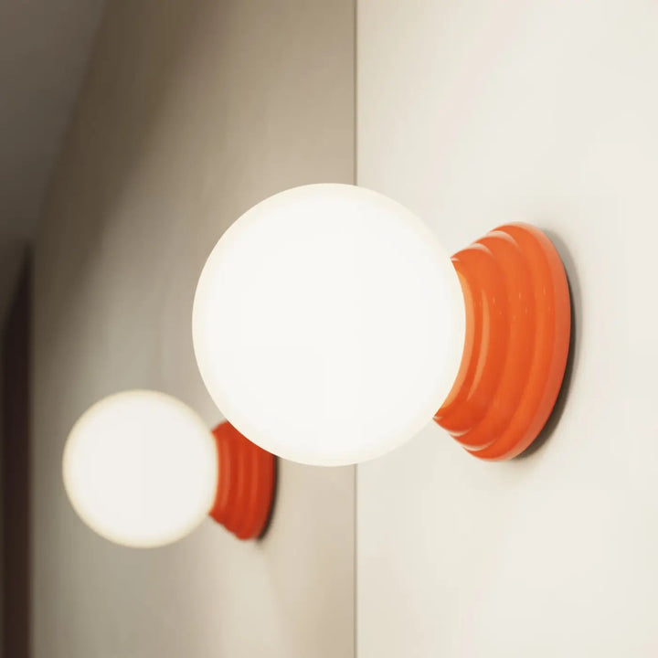 Sphère orange et blanche lampe zori avec base cannelée en belle décoration pour qualités esthétiques murales
