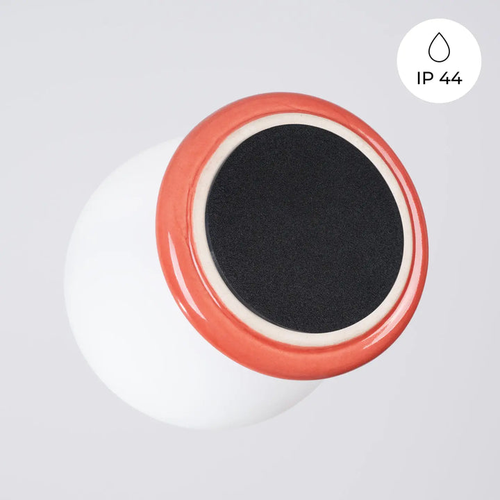Lampe zori coral-orange ceramique blanche avec interieur noir texturé offrant une belle décoration et qualités esthétiques