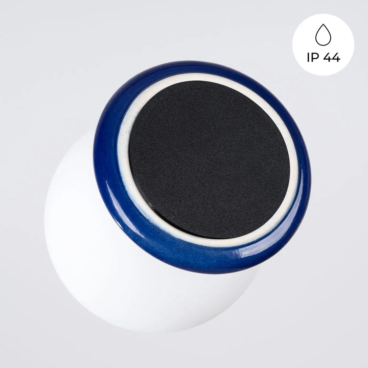 Luminaire plafonnier zori en céramique blanche avec bord bleu brillant et intérieur texturé noir pour belle décoration et qualités esthétiques lampe zori