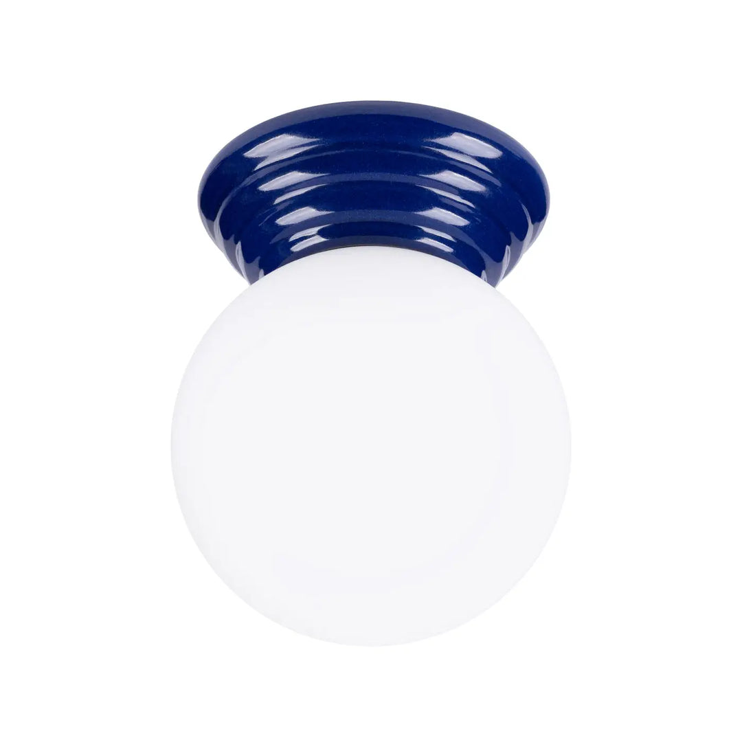 Luminaire plafonnier zori ultramarine en céramique bleu marine avec globe en verre dépoli pour une belle décoration et qualités esthétiques