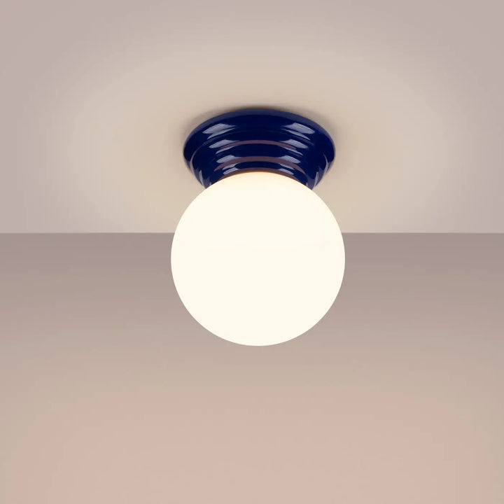 Plafonnier lampe zori ultramarine en céramique bleu profond avec globe en verre dépoli pour belle décoration aux qualités esthétiques